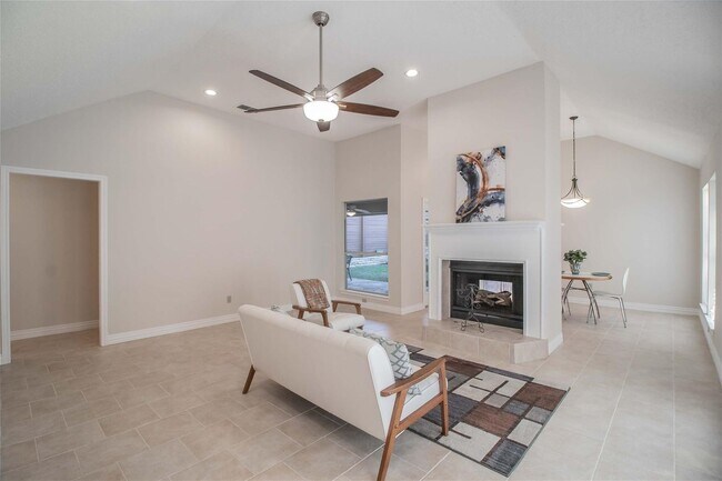 Foto del edificio - White Rock Highlands  4 bedrooms, 2.5 baths
