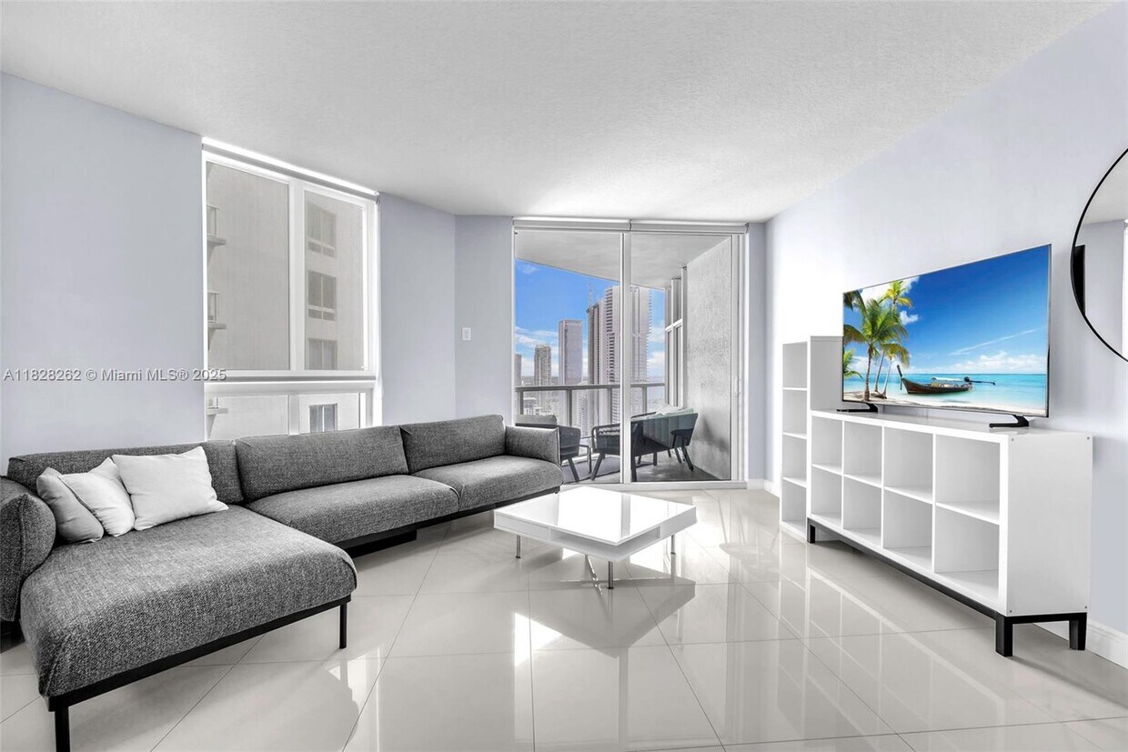 Foto principal - 1900 N Bayshore Dr