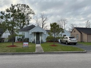 Building Photo - 2044 Des Jardines St