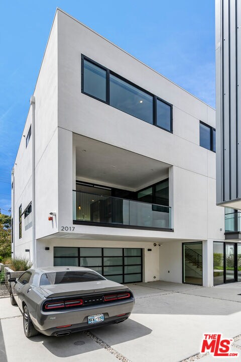 Building Photo - 2017 Barry Ave