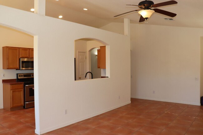 Foto del edificio - East Side 3 Bed 2 Bath Energy Efficient Pulte Home