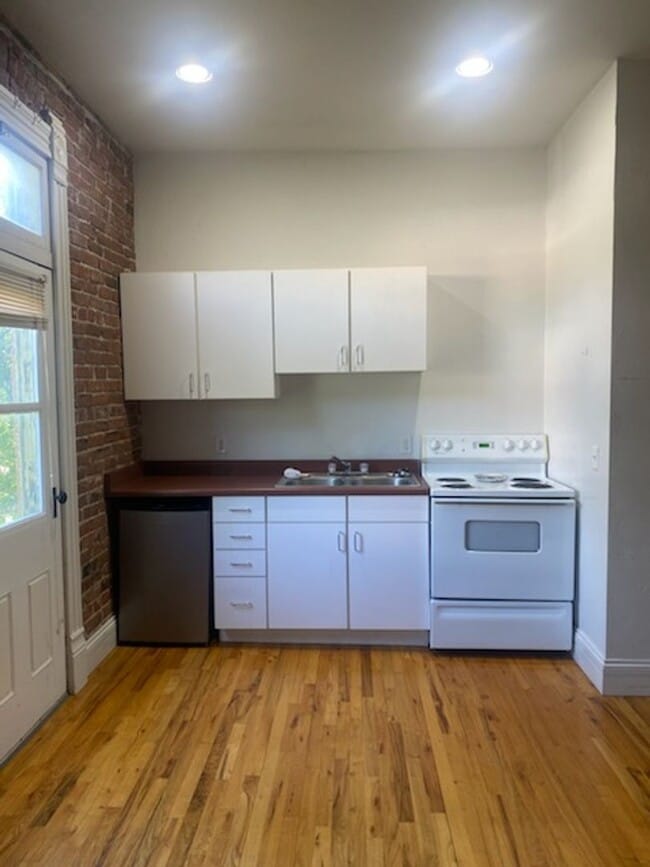 Building Photo - Charming Historic Studio in the Heart of D...