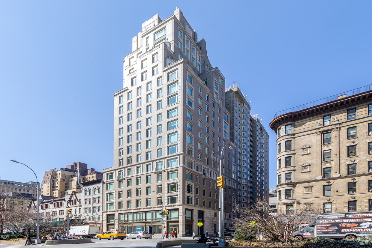 Primary Photo - 2255 Broadway