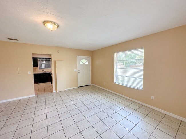 Building Photo - Cozy 2 BD/1 BA Home in Deltona!!