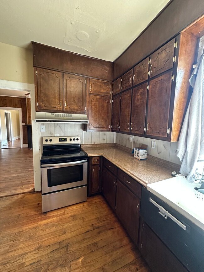 Foto del edificio - Rent NOW! Charming and spacious historic home in Porterdale Village featuring three bedrooms, two...