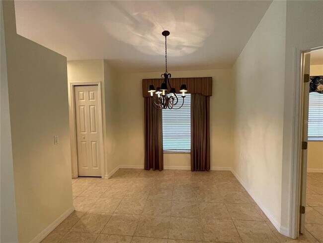 Building Photo - 492 Lake Suzanne Dr