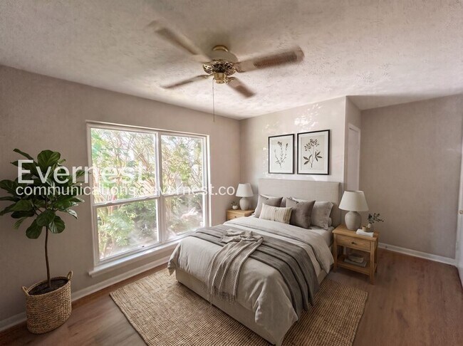 Foto del edificio - 3 Bed/1.5 Bath Townhome with Off-Street Parking / Available Soon!