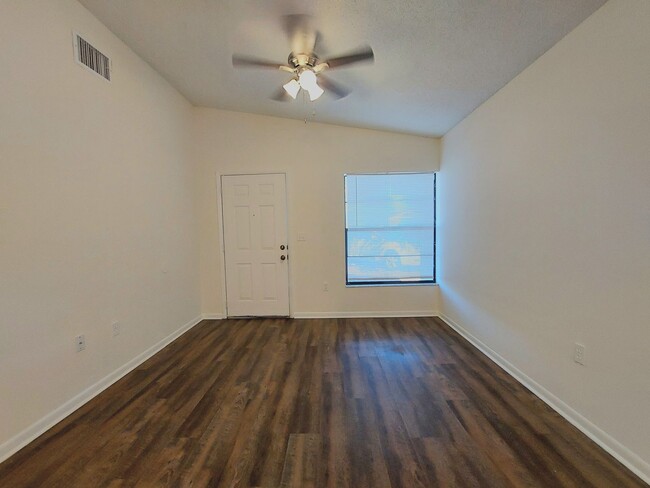 Building Photo - Beautiful 2 Bedroom, 2 Bathroom Apartment ...