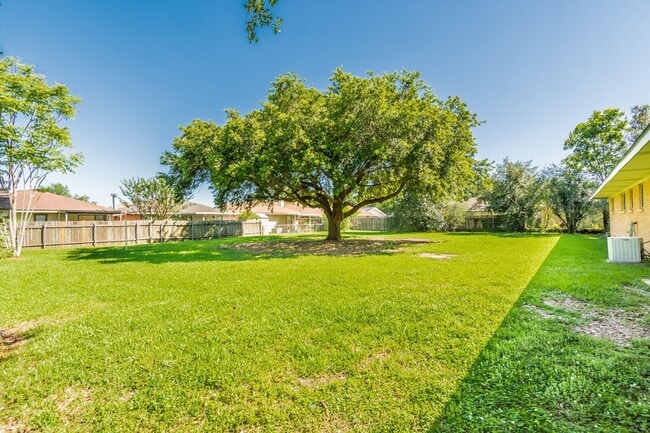 Building Photo - Large 4Bed/2Bath House on Beautiful Lot