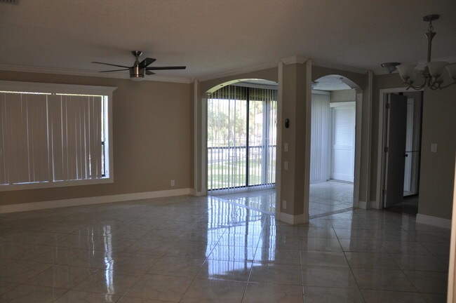 Building Photo - 2747 Carambola Cir S
