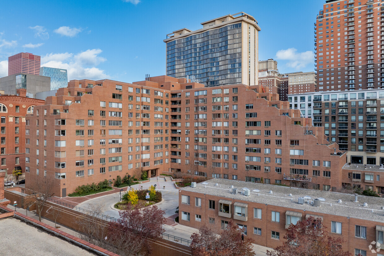 801 S Plymouth Ct - The Terraces at Dearborn Park