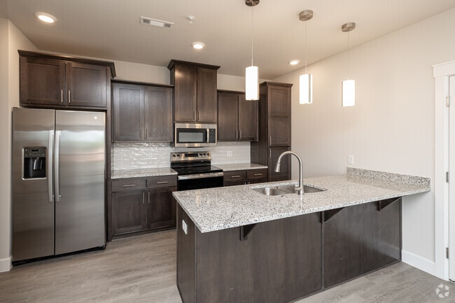 1BR, 1BA - 710SF - Kitchen - 102 West Crossing