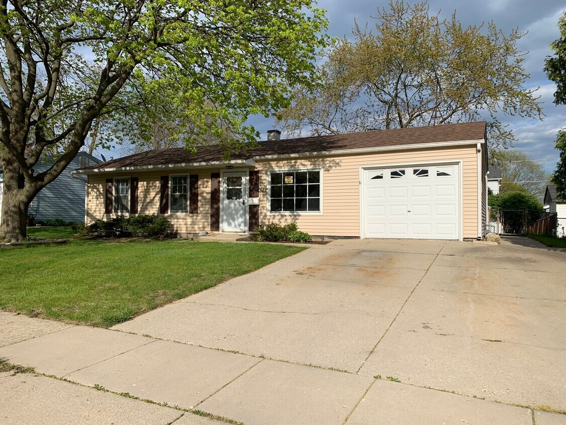 423 Cedarcrest Dr, Streamwood, IL 60107 House Rental in Streamwood