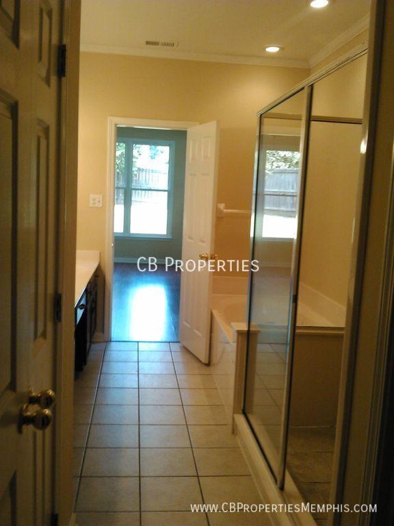 Foto del edificio - BEAUTIFUL and SPACIOUS home in a GREAT loc...