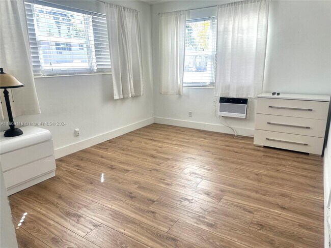 Foto del edificio - 700 Bayshore Dr