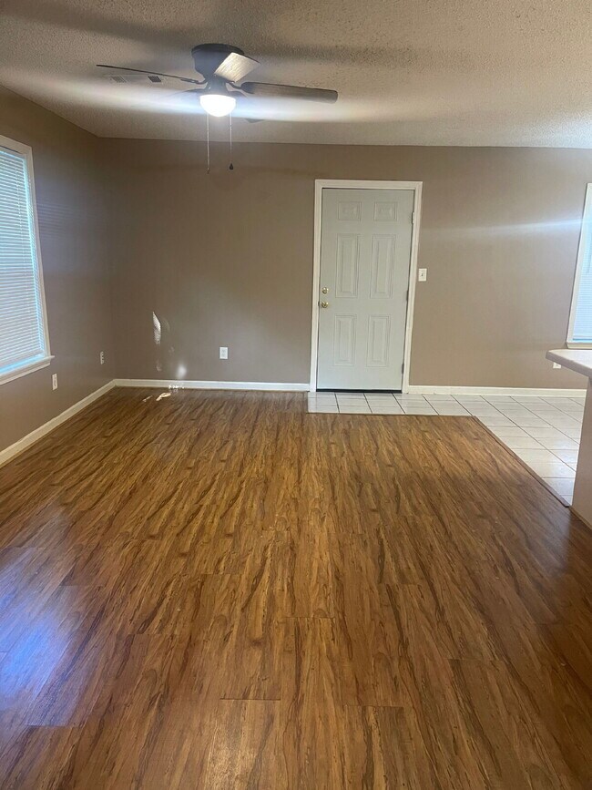 Building Photo - 1305 Loberg Ln