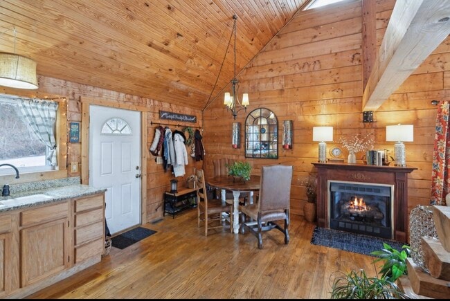 Building Photo - 6823 Piney River Road