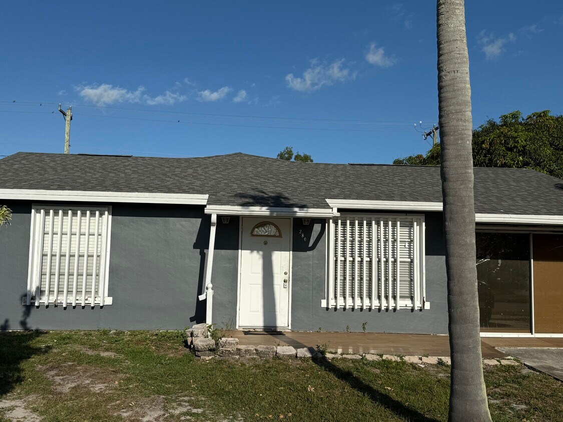 Foto principal - 280 NW Airoso Blvd