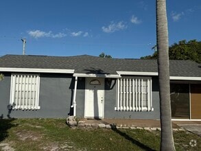 Building Photo - 280 NW Airoso Blvd