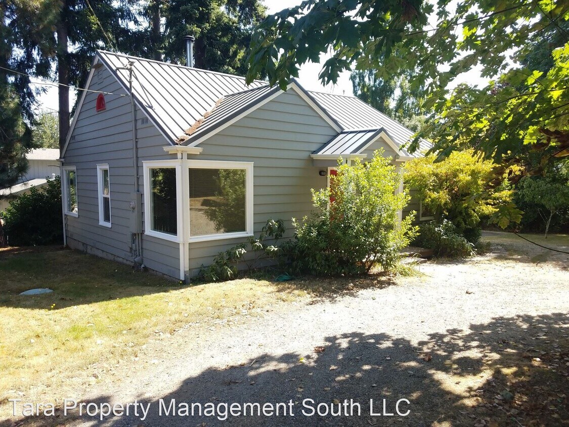 Primary Photo - 2 br, 1 bath House - 1352 E. Shoreview Drive