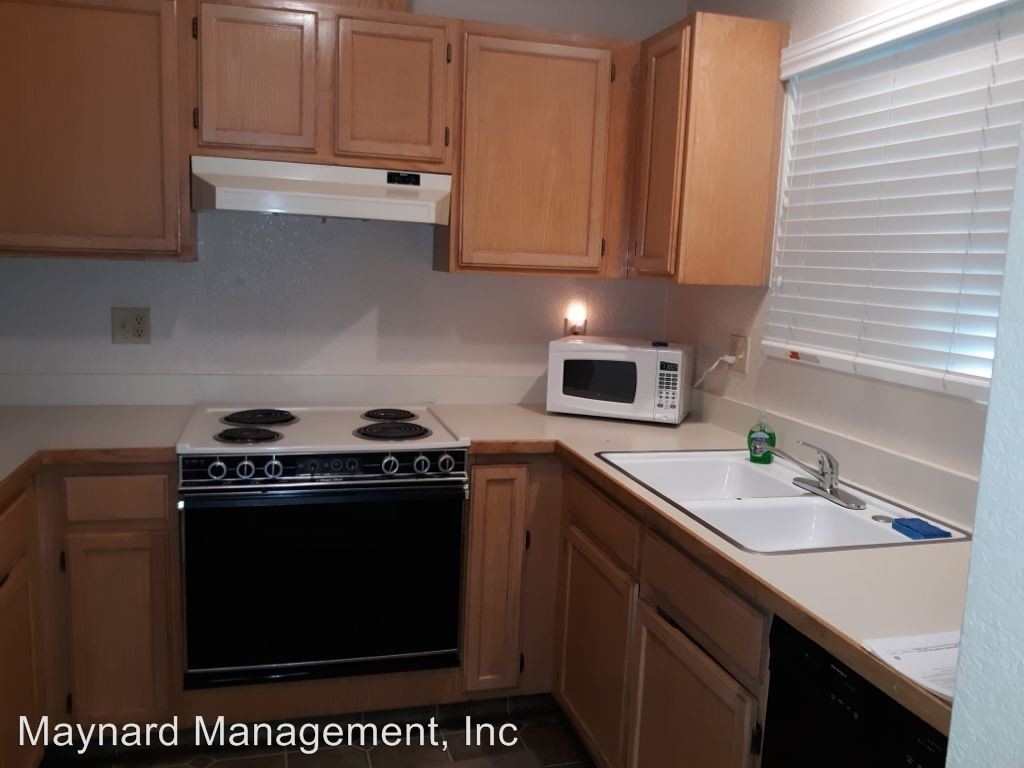 Building Photo - 2 br, 1.5 bath House - 4 Westview Dr.