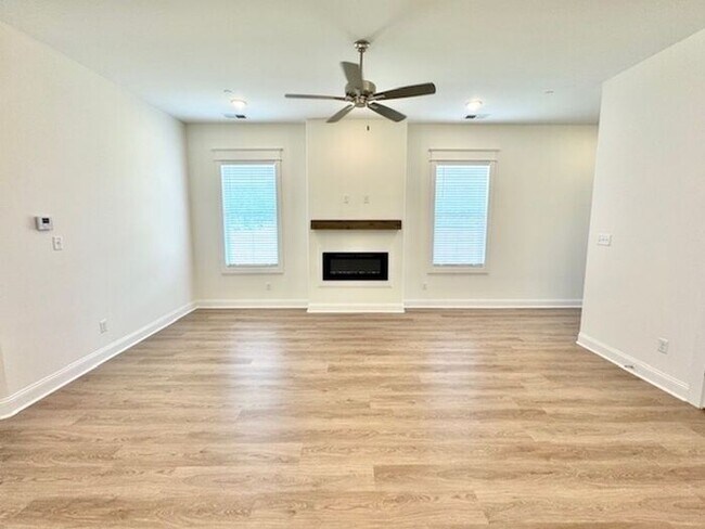 Foto del edificio - Now Leasing at Cedar Bluff – 4BR Townhomes...