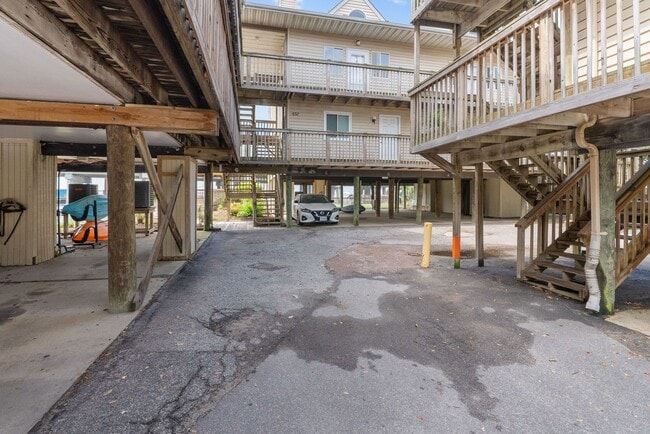 Building Photo - 837 Little Bay Ave