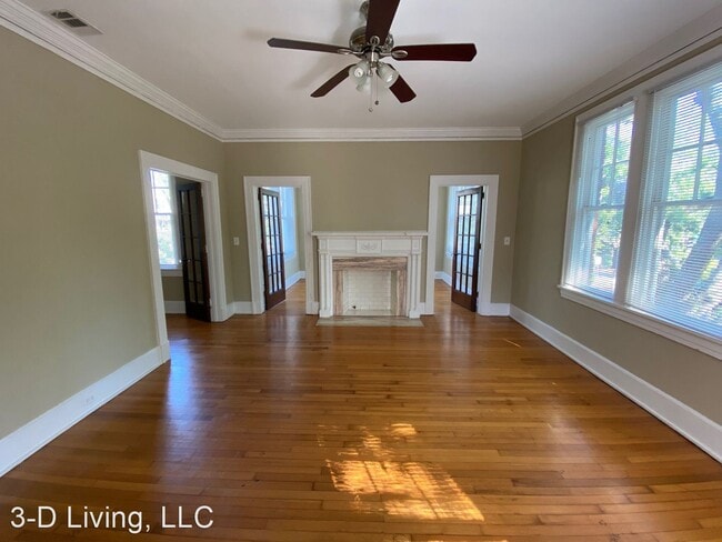 Building Photo - 320 E Victory Dr
