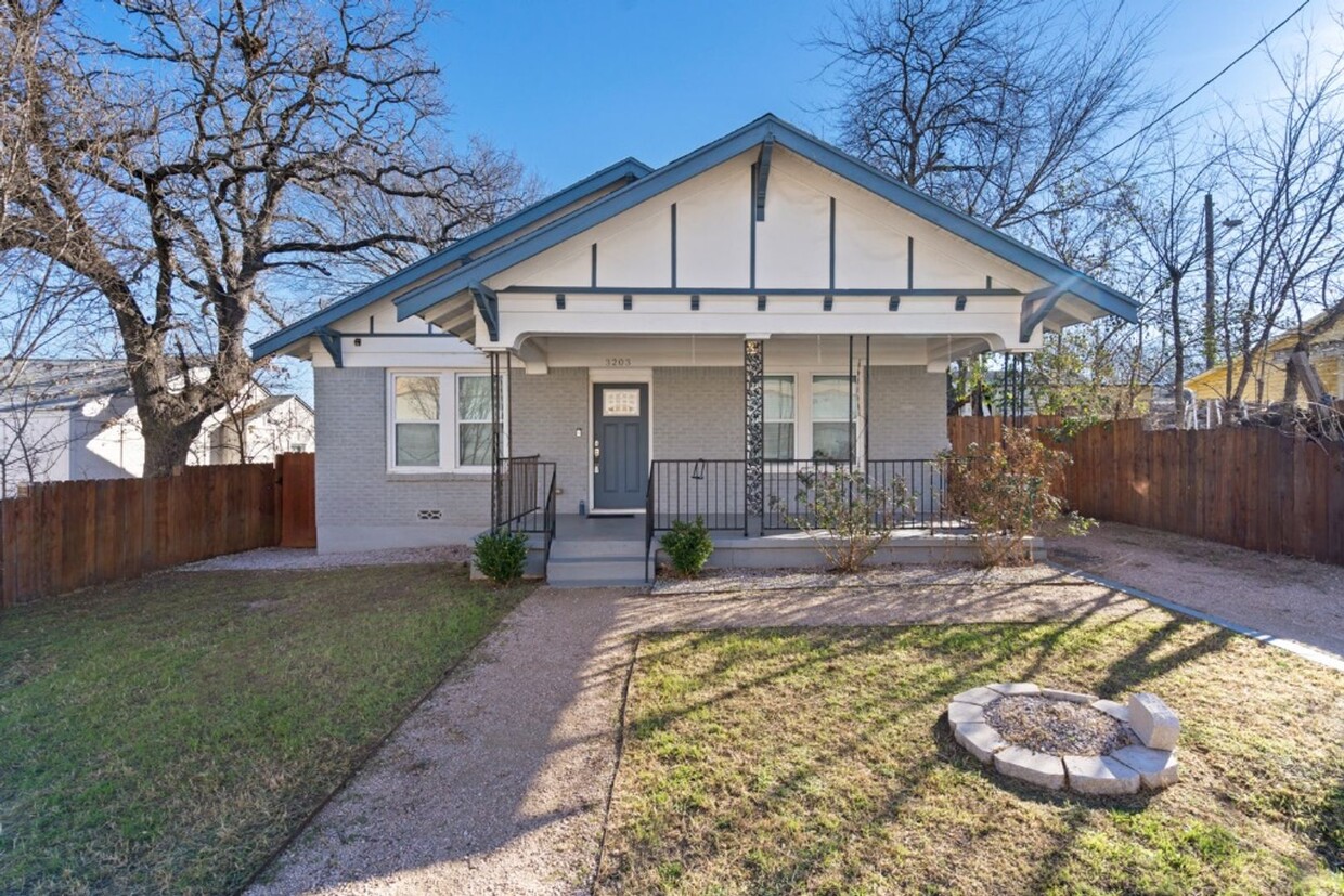 Primary Photo - 3203 E 18th St, Austin, Texas 78721