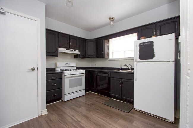 Photo du bâtiment - Cute and Cozy 2 Bedroom + Den Main Floor for Rent in Oshawa - Utilities Included!