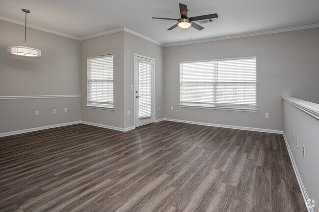 1HAB, 1BA - 849SF de planta superior - 61Ninety West