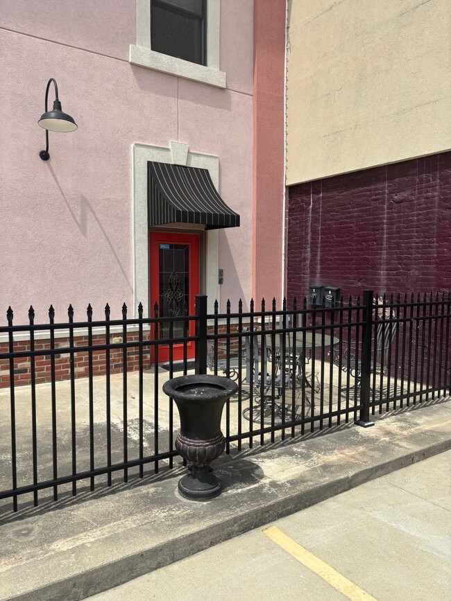 Building Photo - 903 Saginaw St