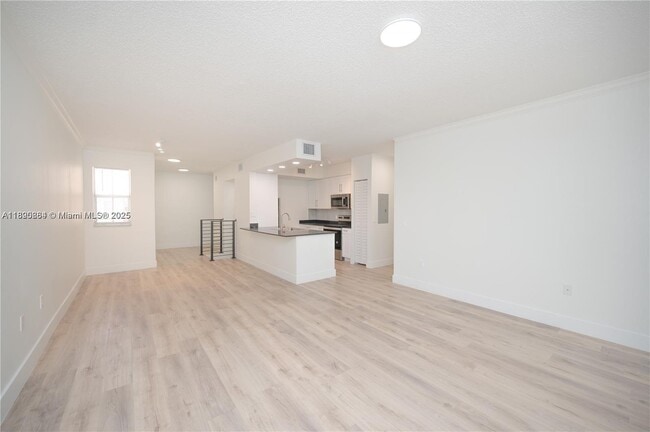 Foto del edificio - 2406 Centergate Dr