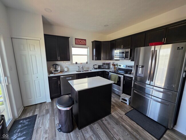 Foto del edificio - 1461 Bigleaf Dr