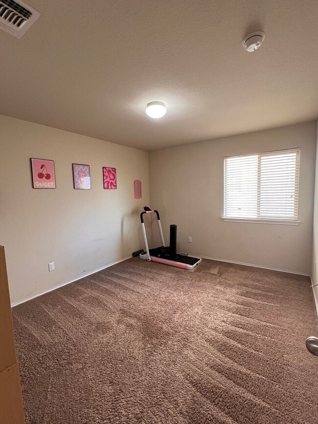 Foto del edificio - 4 bedroom/2 bath/2 Car Garage - Beautiful ...