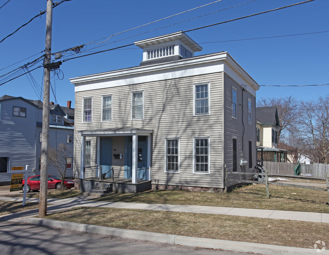 Foto principal - 241 Cayuga St