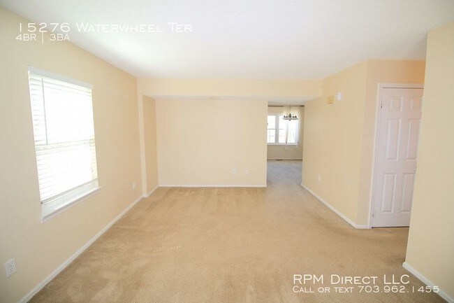 Building Photo - Large End Unit Townhouse