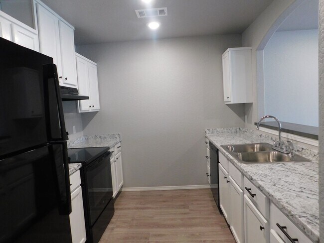 Building Photo - New 2 Bedroom Duplex Near University of Ar...