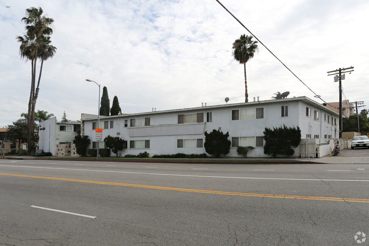 Foto principal - 9800 National Blvd