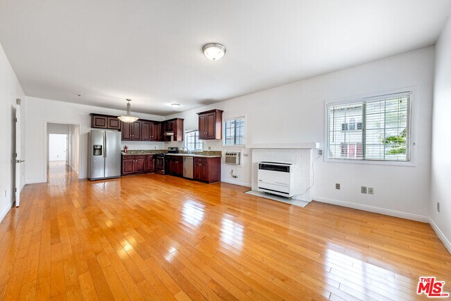 Foto del edificio - 832 S Catalina St