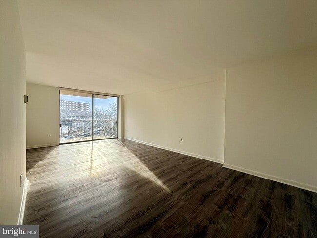 Foto del edificio - 5565 Columbia Pike