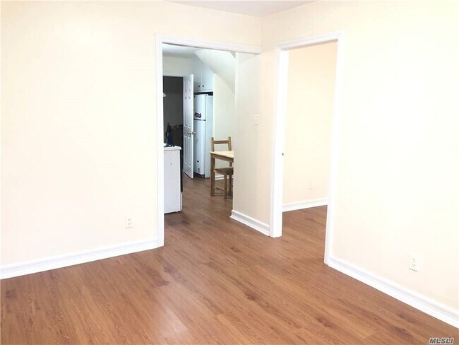 Foto del edificio - 61-43-61157 157th St