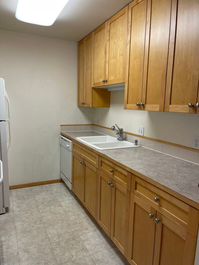Building Photo - Sunny and Spacious 1 bedroom, 1 bathroom u...