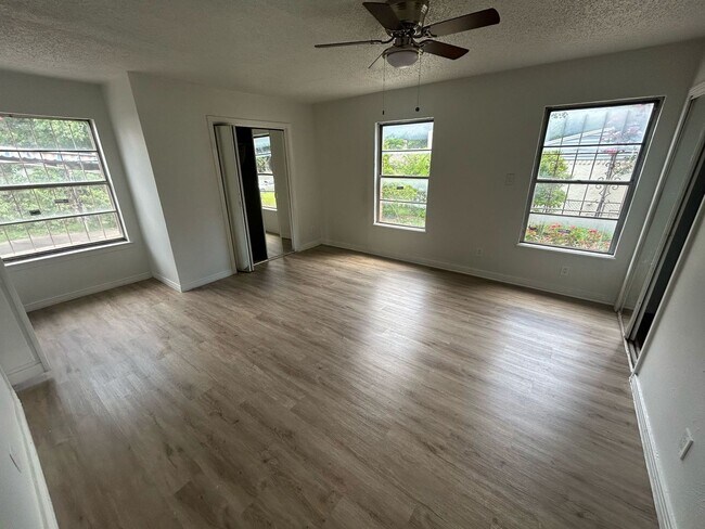 Foto del edificio - 2129 E Illinois Ave