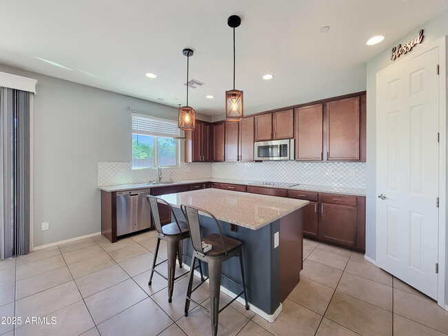 Foto del edificio - 1725 N 211th Dr