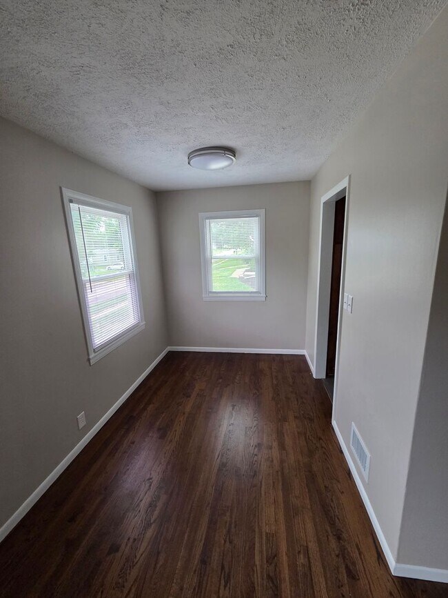 Foto del edificio - Newly remodeled 3/1/1 with fenced in backyard!