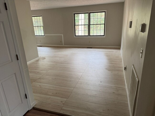 Building Photo - 4315 Greenbrier Dear Rd