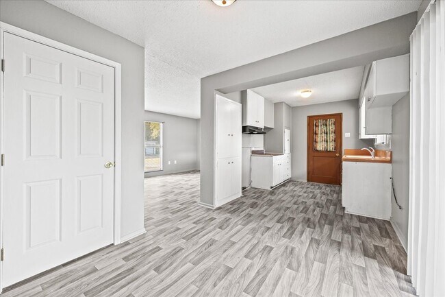 Building Photo - Luxurious 2-Bedroom Haven in Prime Locatio...