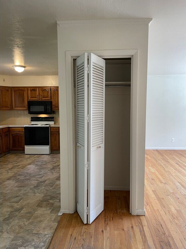 Building Photo - STUDENTS WELCOME! Large Home in Campus Wes...