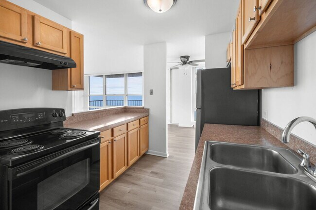 Foto del edificio - 6730 S South Shore Dr